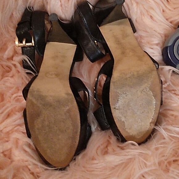 🔥MICHEAL KORS🔥 BLACK LEATHER GOLD STUDDED LOGO HEELS W/ ANKLE STRAP SIZE 7 - Picture 8 of 11